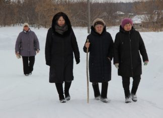 «И главу напоим, и на камеру всё скажем». Как прошла встреча главы округа с жителями с. Тундриха