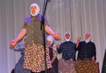 И каждый не одну играет роль