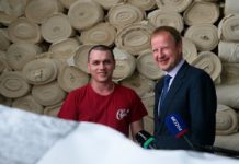 Губернатор Томенко посетил завод, который придумал, как заменить зарубежное сырье