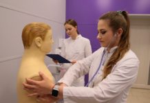 Губернатор Томенко пообщался со студентами, которые будут работать в селах и на скорой помощи