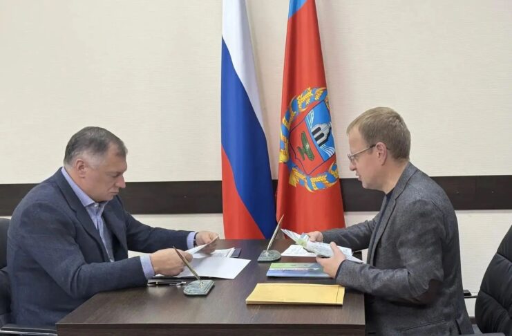 Заместитель Председателя Правительства России Марат Хуснуллин и Губернатор Алтайского края Виктор Томенко обсудили социально-экономическое развитие региона