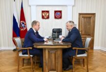 Губернатор Виктор Томенко и заместитель министра социальной защиты Алтайского края Никита Рыжих обсудили поддержку участников СВО в регионе